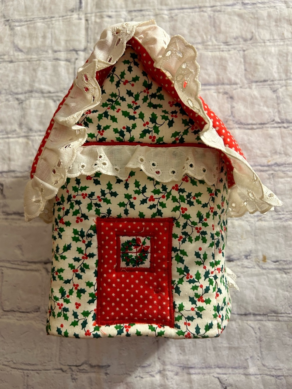 VINTAGE (1985) HANDMADE FABRIC TISSUE BOX COVER CHRISTMAS COTTAGE ALL OVER PRINT
